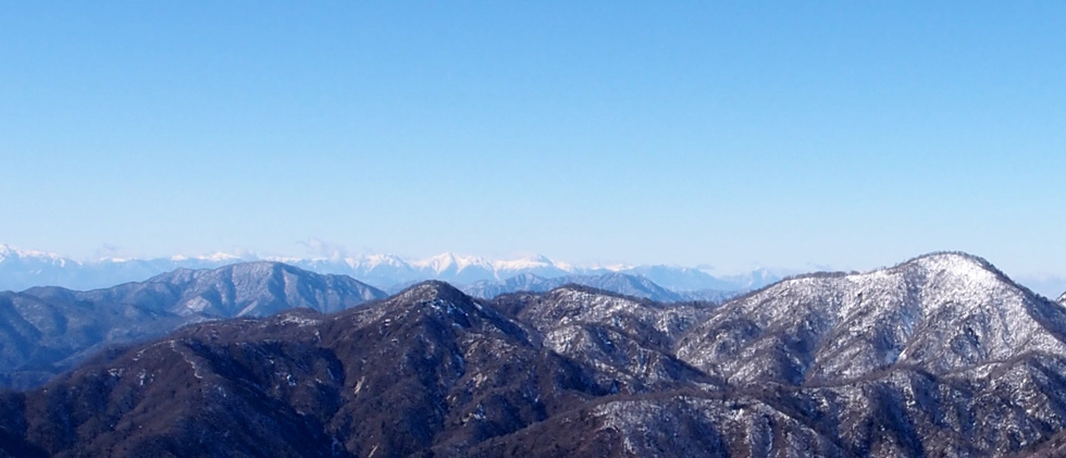 雪の塔ノ岳山頂から見る南アルプス方面