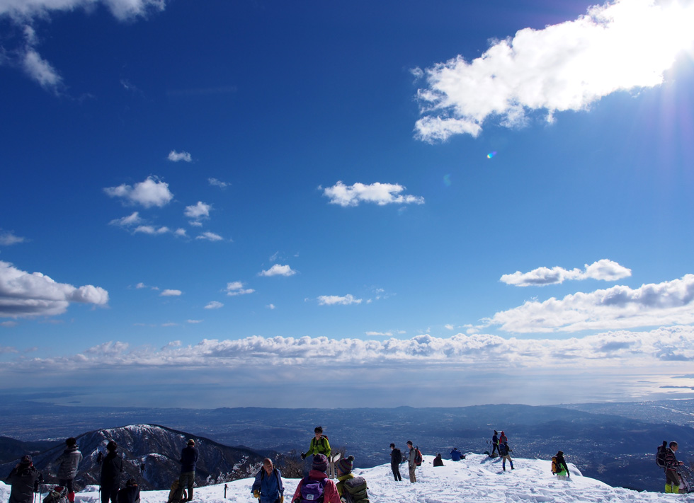 雪の塔ノ岳山頂から見る江の島