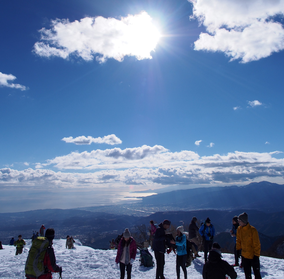 雪の塔ノ岳山頂から見る相模湾