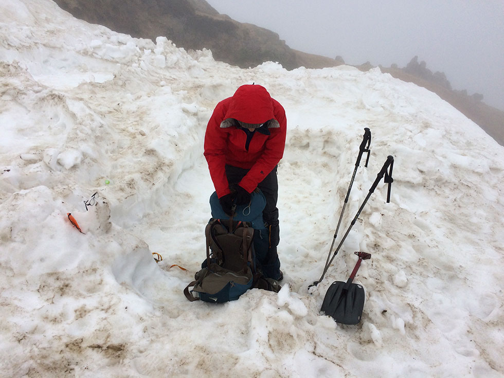 残雪期の燕岳で初めての雪山テント泊