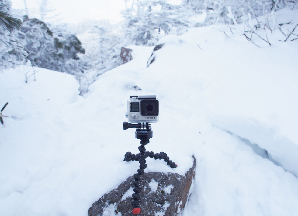雪上のGoProビデオカメラ