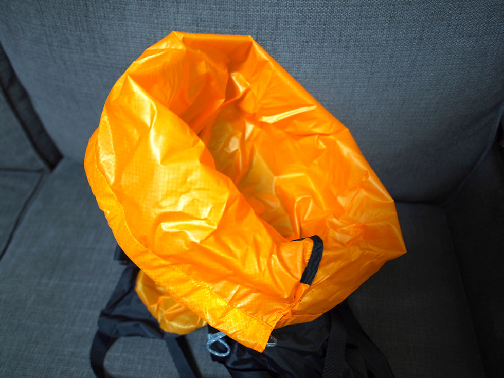 冬季用シュラフで使っているコンプレッションバッグ イスカ(ISUKA) の 
