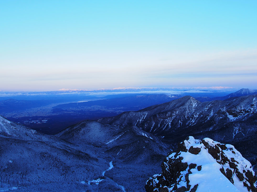 雪の赤岳から見る北アルプス