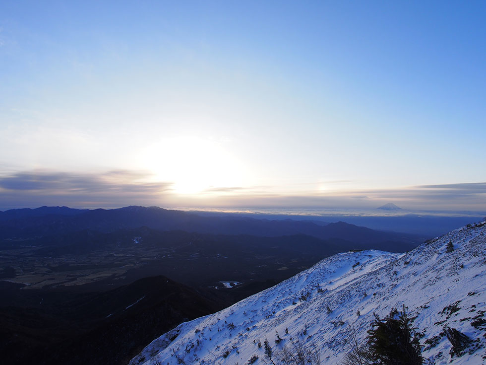 雪の赤岳から見る朝日と幻日
