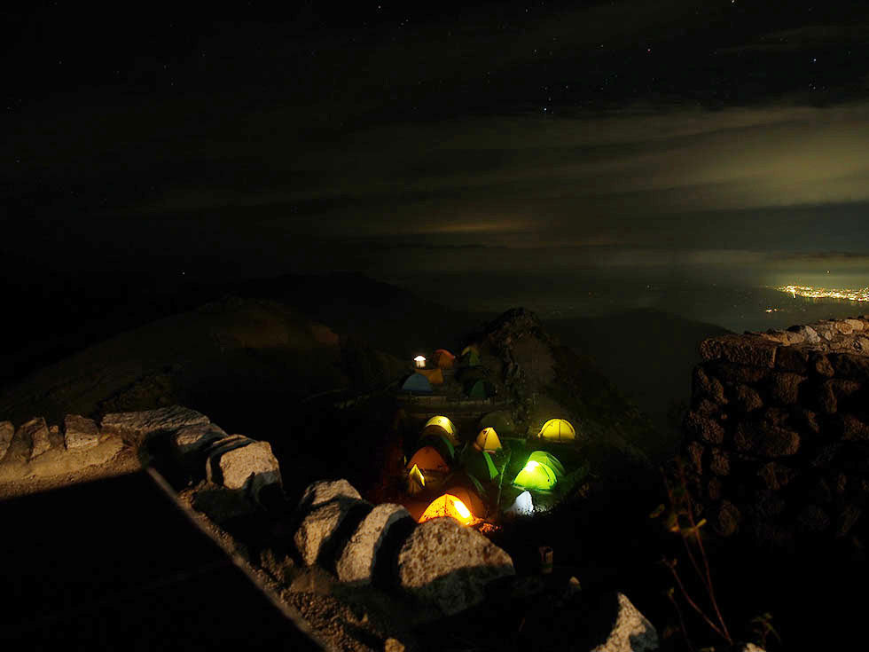 燕山荘の夜のテント場