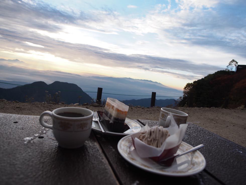 燕山荘喫茶のケーキとコーヒー